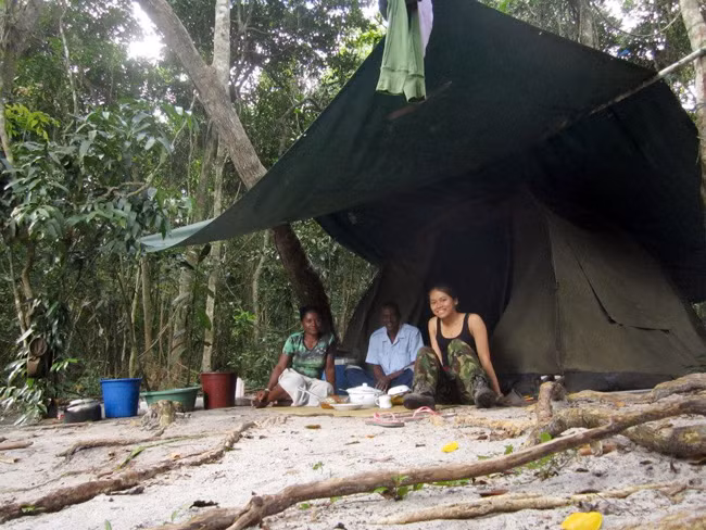 Thu Trang trong một chuyến thực địa Madagascar.