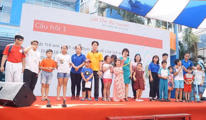 Ba mẹ và các bé tham gia trả lời các câu hỏi về quyền trẻ em. Ba mẹ và các bé tham gia trả lời các câu hỏi về quyền trẻ em.