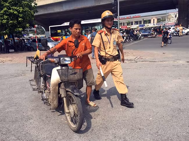 CSGT Hà Nội tăng cường kiểm tra vi phạm không đội MBH.