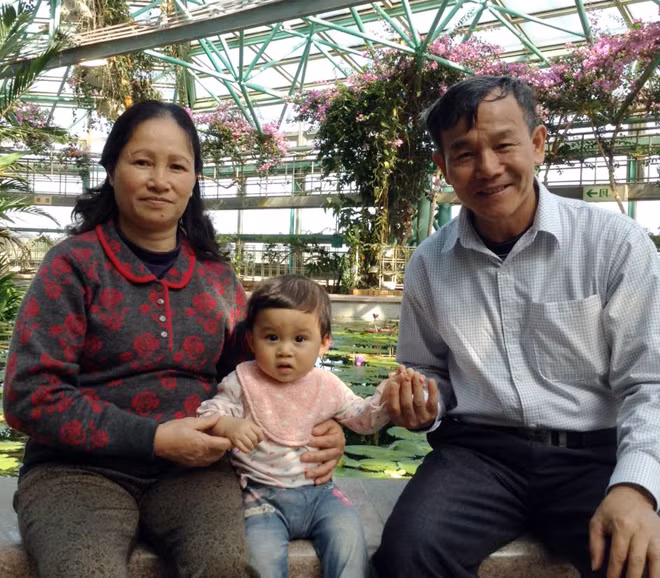 Vợ chồng ông Ðạc hạnh phúc bên đứa cháu ngoại sống bên Nhật. Vợ chồng ông Ðạc hạnh phúc bên đứa cháu ngoại sống bên Nhật.