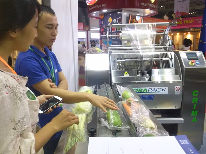 Thiết bị công nghệ hiện đại dùng trong đóng gói thực phẩm chế biến, DN ngoại trưng bày tại triển lãm Vietnam FoodExpo 2017.