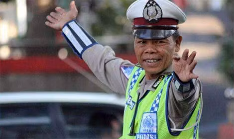 Ban ngày, ông Bripka chăm chỉ điều khiển giao thông trên đường.
