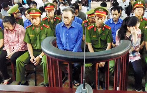 Các bị cáo trước vành móng ngựa.