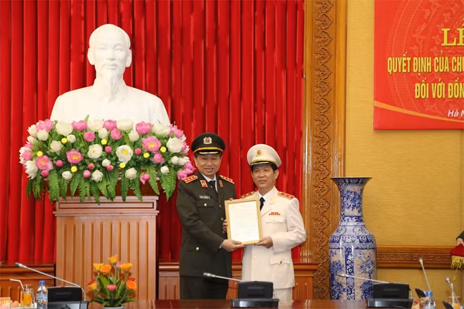 Thừa ủy quyền của Chủ tịch nước, Bộ trưởng Tô Lâm trao Quyết định thăng cấp bậc hàm Trung tướng cho Thứ trưởng Nguyễn Văn Sơn. Thừa ủy quyền của Chủ tịch nước, Bộ trưởng Tô Lâm trao Quyết định thăng cấp bậc hàm Trung tướng cho Thứ trưởng Nguyễn Văn Sơn.