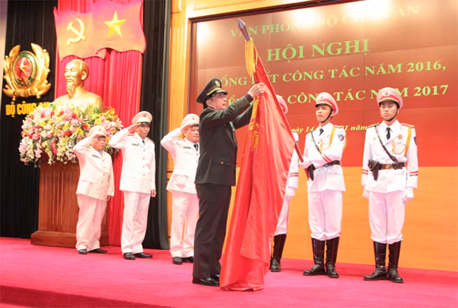Thừa uỷ quyền của Chủ tịch nước, Thượng tướng Nguyễn Văn Thành trao Huân chương Bảo vệ Tổ quốc hạng Ba cho Phòng Bưu chính Thừa uỷ quyền của Chủ tịch nước, Thượng tướng Nguyễn Văn Thành trao Huân chương Bảo vệ Tổ quốc hạng Ba cho Phòng Bưu chính