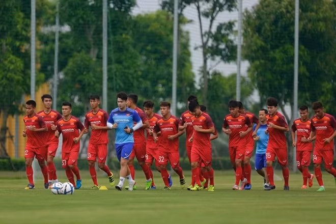 U22 Việt Nam đã quen với việc tập luyện trên mặt cỏ tự nhiên. Ảnh: H.A.