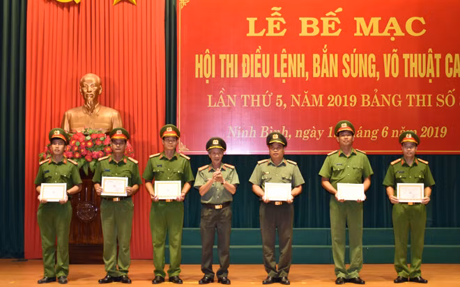 Đại tá Phạm Bá Hậu, Phó Cục trưởng Cục Công tác Đảng và Công tác Chính trị trao thưởng cho các đội tuyển và cá nhân đoạt giải Nhì các môn thi.