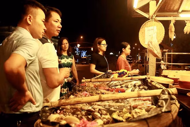 Một du khách người Singapore cho biết rất ấn tượng với Chợ Quê: "Tôi thích những bữa tiệc buffet hấp dẫn của khách sạn nhưng càng thích hơn cơ hội được nhâm nhi ẩm thực truyền thống Việt Nam. Bạn tôi nói hàng quán ở đây bán đủ các món ăn ba miền. Thật tuyệt".