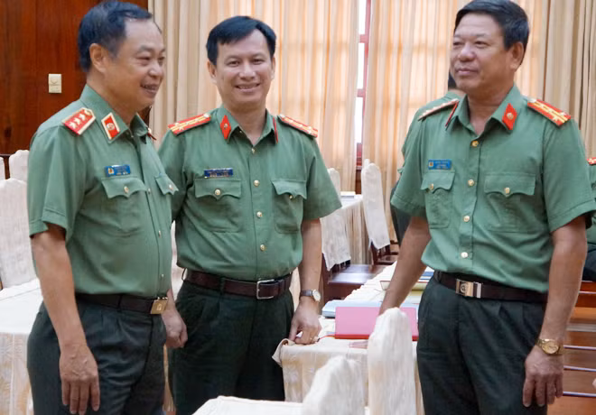 Thứ trưởng Phạm Dũng trao đổi với các đại biểu dự hội nghị tập huấn.