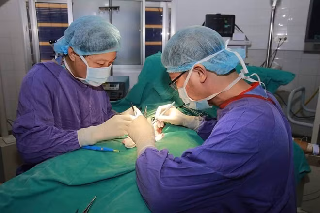 Các bác sĩ đang phẫu thuật trường hợp nam sinh bị “ tai nạn” khi đá bóng.