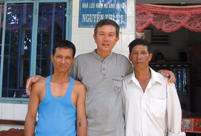 Tác giả Cao Xuân Lương (giữa), cùng 2 người con của Anh hùng LLVTND Nguyễn Thị Út (chị Út Tịch), trong chuyến tác nghiệp tại tỉnh Trà Vinh. Tác giả Cao Xuân Lương (giữa), cùng 2 người con của Anh hùng LLVTND Nguyễn Thị Út (chị Út Tịch), trong chuyến tác nghiệp tại tỉnh Trà Vinh.