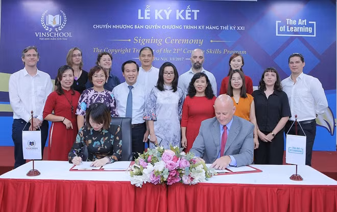 Vinschool là cơ sở giáo dục đầu tiên và duy nhất tại Việt Nam nhận chuyển giao chương trình “Kỹ năng thế kỷ 21” từ chuyên gia giáo dục hàng đầu thế giới - TS Lance G. King. Vinschool là cơ sở giáo dục đầu tiên và duy nhất tại Việt Nam nhận chuyển giao chương trình “Kỹ năng thế kỷ 21” từ chuyên gia giáo dục hàng đầu thế giới - TS Lance G. King.