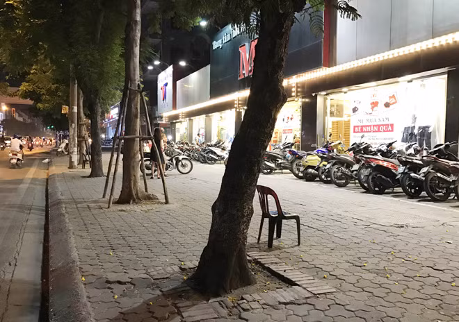 Trên phố Thái Hà thuộc phường Láng Hạ, quận Ðống Ða, vỉa hè đã được người dân chấp hành nghiêm túc, mặc dù không có lực lượng chức năng đi kiểm tra.