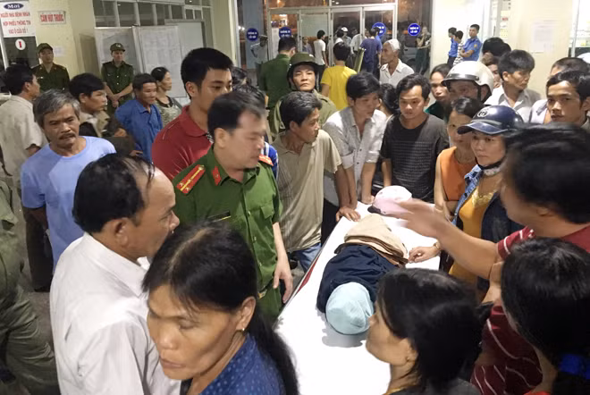 Lực lượng Công an giải thích cho người nhà cháu Huy về quy trình điều tra, khám nghiệm liên quan đến vụ việc.
