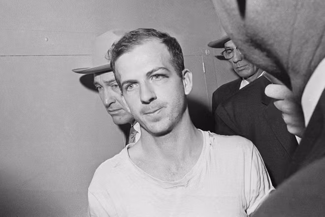 Lee Harvey Oswald từng sống ở Liên Xô và lấy vợ là một phụ nữ từ thành phố Minsk.