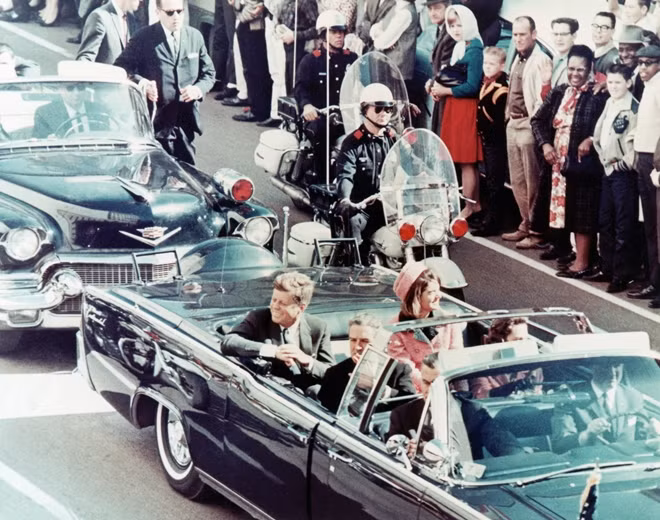 Tổng thống John Kennedy và phu nhân trên chiếc xe đi qua thành phố Dallas ngày ông bị bắn chết.