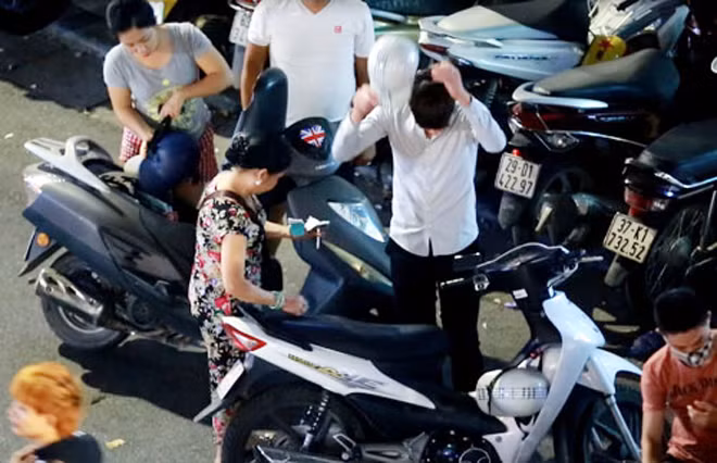 Bãi gửi xe tự phát mọc lên quanh khu vực phố đi bộ thu tiền với giá cắt cổ.