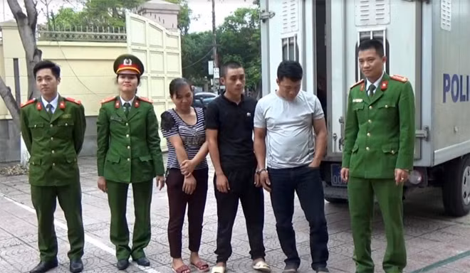 3 đối tượng được di lý về Nghệ An an toàn. 3 đối tượng được di lý về Nghệ An an toàn.