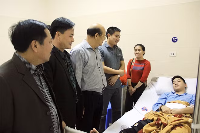Đại tá, PGS.TS Trần Minh Chất – Phó Giám đốc Học viện CSND và các đại diện các đơn vị thăm hỏi, động viên em Trần Gia Huy.
