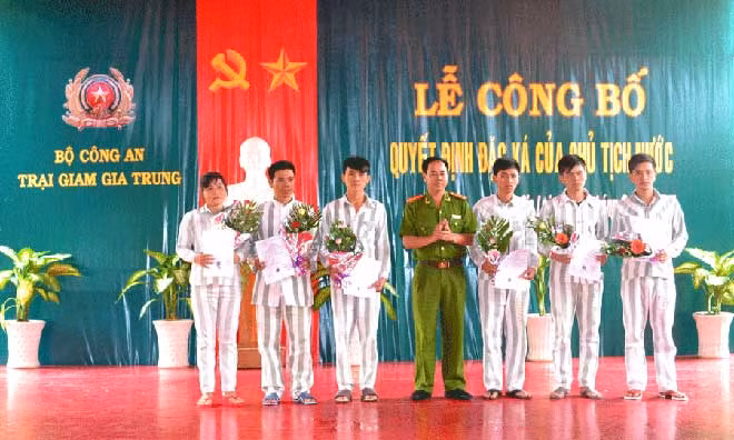 Đại tá Nguyễn Đình Ba-Giám thị Trại giam Gia Trung trao quyết định đặc xá cho các phạm nhân.
