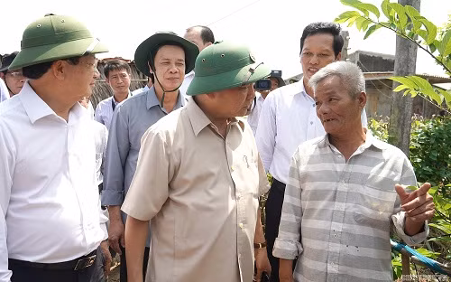 Thủ tướng thăm hỏi người dân bị ảnh hưởng bởi sạt lở - Ảnh: VGP/Quang Hiếu Thủ tướng thăm hỏi người dân bị ảnh hưởng bởi sạt lở - Ảnh: VGP/Quang Hiếu
