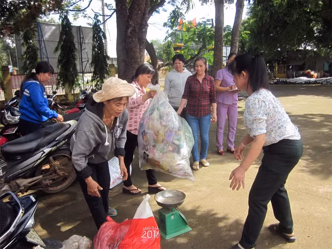Rác sau khi thu gom sẽ được Hội phụ nữ xã Thanh Hòa tập kết về một điểm để cân và bán lại cho nhà máy. Rác sau khi thu gom sẽ được Hội phụ nữ xã Thanh Hòa tập kết về một điểm để cân và bán lại cho nhà máy.