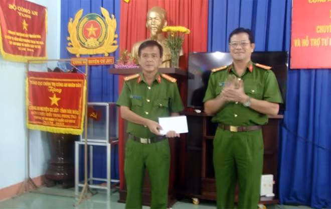 Đại tá Lê Vinh Quy - Phó Giám đốc Công an tỉnh trao thưởng nóng cho Công an huyện Cư jút.