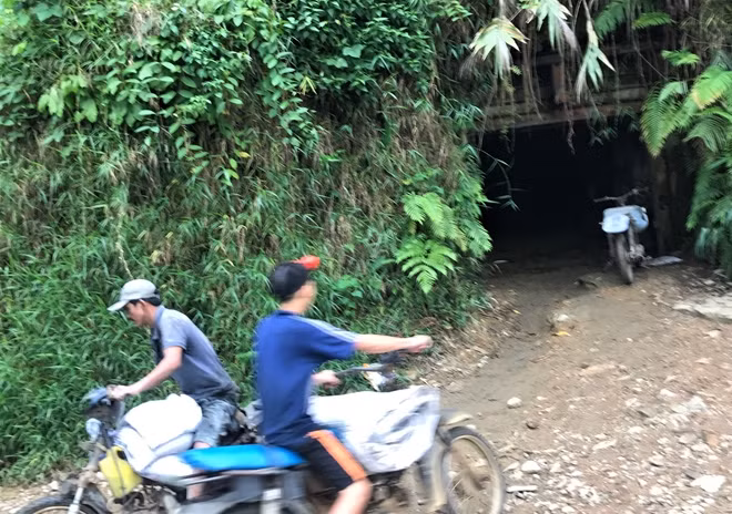 Các đối tượng dùng xe máy “hết đát” ra vào hầm lò để chở đá quặng.