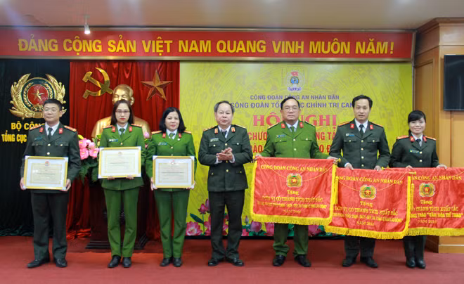 Các công đoàn cơ sở có thành tích xuất sắc nhận giấy khen của Công đoàn Tổng cục Chính trị CAND.