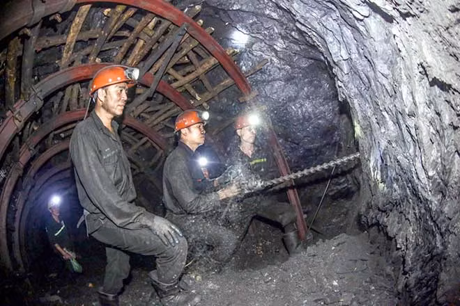Đảm bảo an toàn lao động ở các khâu là một giải pháp quan trọng của Tập đoàn TKV.