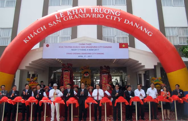 Đại diện tập đoàn Route Inn và các ban, ngành TP Đà Nẵng cắt băng khai trương khách sạn Grandvrio City Danang. Đại diện tập đoàn Route Inn và các ban, ngành TP Đà Nẵng cắt băng khai trương khách sạn Grandvrio City Danang.