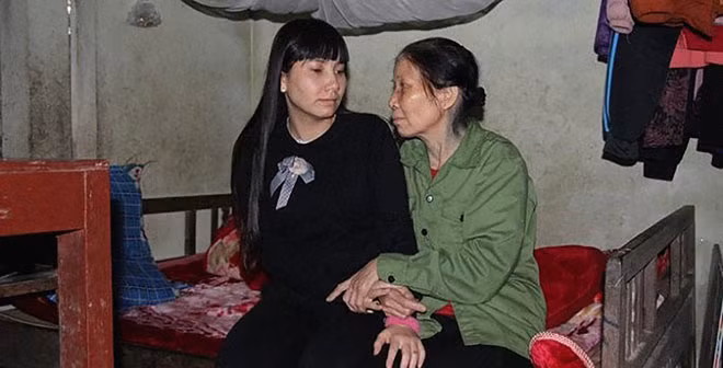 Hai mẹ con chị Linh hiện đang sống trong căn nhà cấp 4 lụp xụp.