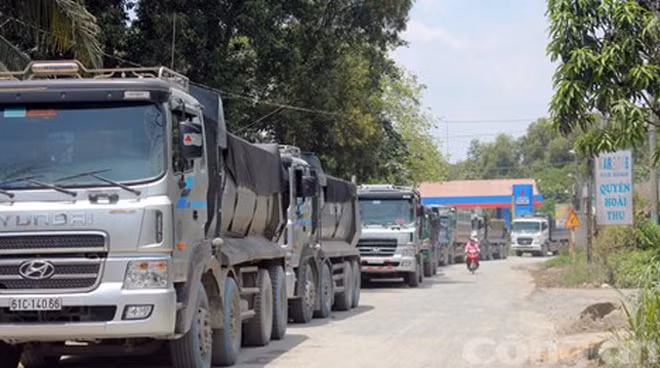 Dàn xe ben bị chặn trên đường ra vào mỏ đá.
