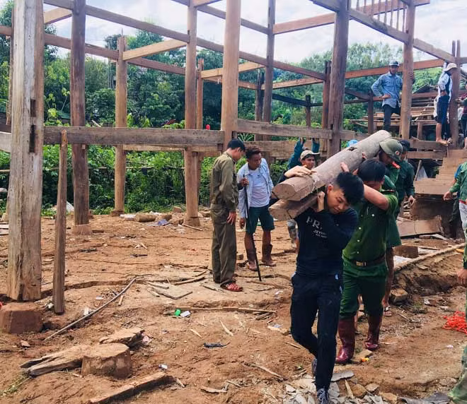 Cán bộ, chiến sĩ Công an huyện Mộc Châu giúp dân di chuyển nhà tại bản Lả Mường, xã Chiềng Sơn và địa bàn xã Tân Hợp.