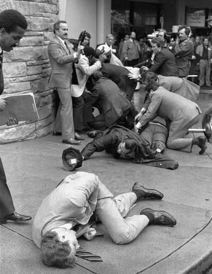 McCarthy (nằm) sau khi đỡ đạn cho Tổng thống Reagan bị ám sát ngày 30-3-1981.