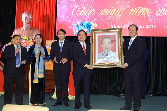 Chủ tịch nước Trần Đại Quang tặng bức tranh Chủ tịch Hồ Chí Minh và quà chúc mừng năm mới cho lãnh đạo Bộ GD&ĐT.