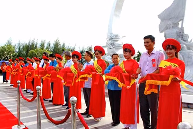 Cắt băng khánh thành Khu tưởng niệm chiến sĩ Gạc Ma. Cắt băng khánh thành Khu tưởng niệm chiến sĩ Gạc Ma.