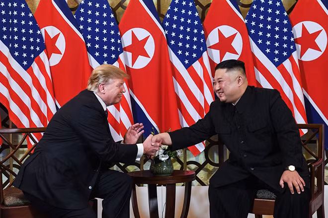Tổng thống Donald Trump và Chủ tịch Kim Jong-un tại Hội nghị Thượng đỉnh Mỹ - Triều lần thứ hai. (Ảnh: bloomberg) Tổng thống Donald Trump và Chủ tịch Kim Jong-un tại Hội nghị Thượng đỉnh Mỹ - Triều lần thứ hai. (Ảnh: bloomberg)