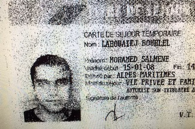 Chứng minh nhân dân mang tên Mohamed Lahouaiej Bouhlel được tìm thấy tại hiện trường.