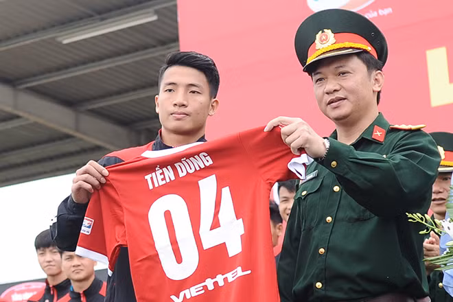 Trung vệ Bùi Tiến Dũng là một trong những cầu thủ xuất sắc nhất của CLB Viettel. Ảnh: zing.vn