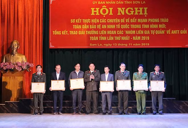 Trung tá Nguyễn Trung Tấn, Phó Giám đốc Công an tỉnh trao giải Nhất cho Đội thi xã Vân Hồ và Đội thi phường Quyết Thắng (Thành phố). Trung tá Nguyễn Trung Tấn, Phó Giám đốc Công an tỉnh trao giải Nhất cho Đội thi xã Vân Hồ và Đội thi phường Quyết Thắng (Thành phố).