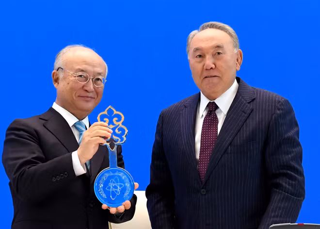 Tổng thống Kazakhstan (phải) trao chìa khóa Ngân hàng LEU cho Tổng giám đốc IAEA.