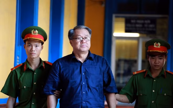 Bị cáo Phạm Công Danh được dẫn giải tại toà.
