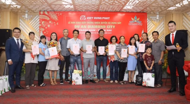 Niềm vui của khách hàng khi được trao sổ hồng tại dự án Diamond City torng lúc giá đất nền đang tăng.