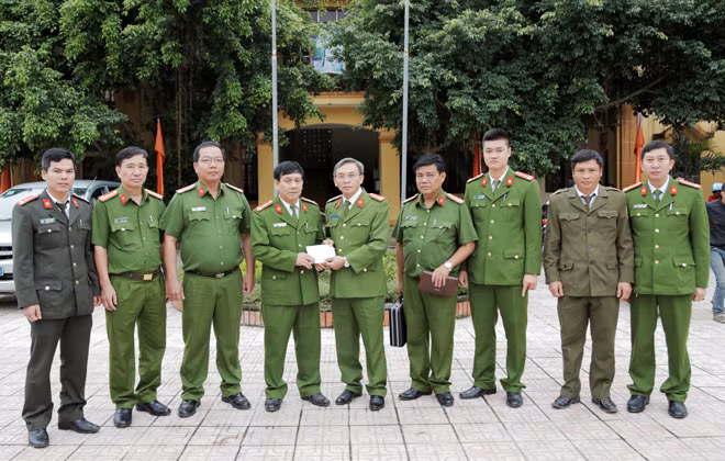 Gửi tặng quà cho thân nhân gia đình đồng chí Thiếu úy Nguyễn Bá Cường