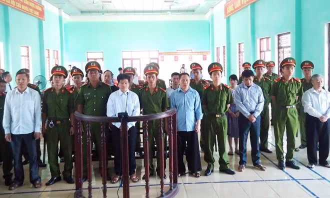 Bị cáo Tàng Keangnam và đồng bọn tại phiên toà sơ thẩm.
