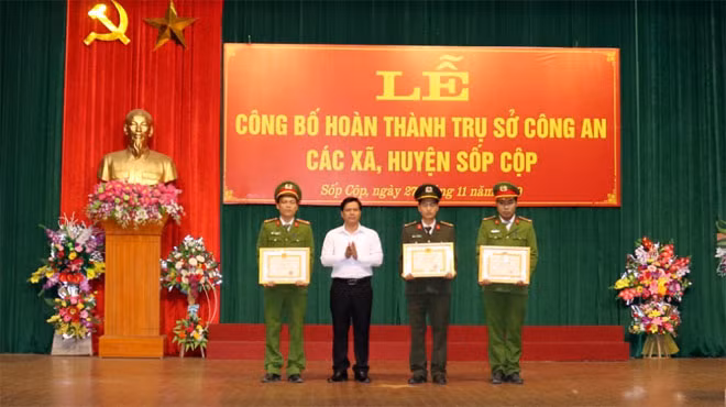 Chủ tịch UBND huyện tặng giấy khen cho các cá nhân có thành tích xuất sắc trong đấu tranh với tội phạm ma túy.
