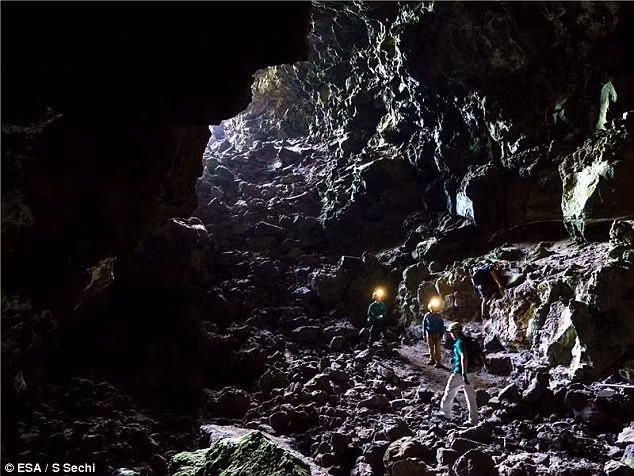 Nghiên cứu Hang núi lửa của Cơ quan Vũ trụ Châu Âu tại Lanzarote, Italia năm 2016.
