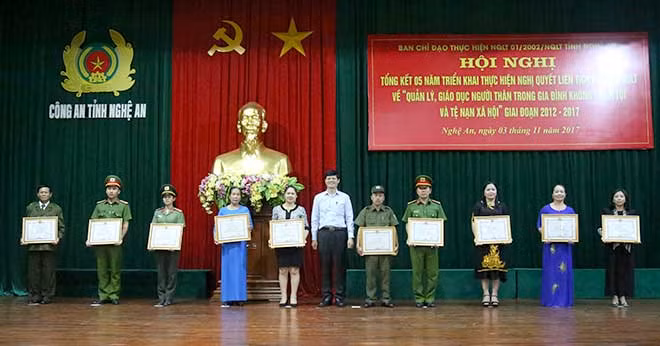 Lãnh đạo UBND tỉnh trao tặng bằng khen và giấy khen cho các tập thể, cá nhân có thành tích xuất sắc.