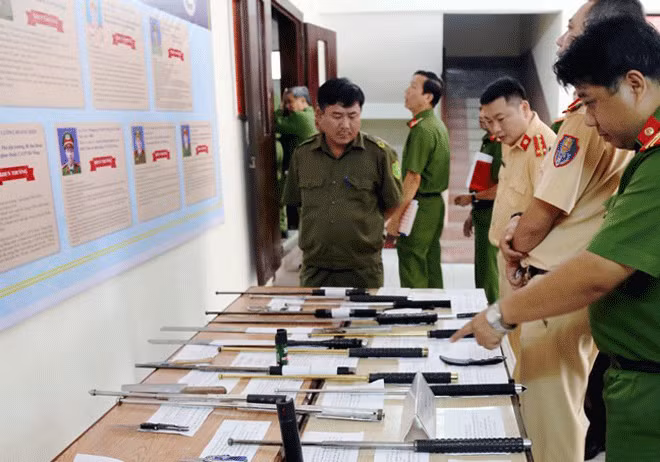 Nhiều hung khí, công cụ hỗ trợ sử dụng trái quy định được lực lượng 911 Công an TP Đà Nẵng phát hiện, thu giữ. Nhiều hung khí, công cụ hỗ trợ sử dụng trái quy định được lực lượng 911 Công an TP Đà Nẵng phát hiện, thu giữ.